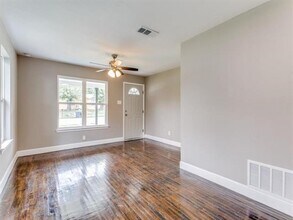 8121 W Elizabeth Ln in Fort Worth, TX - Building Photo - Building Photo