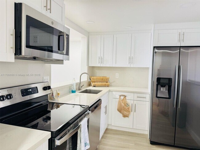 8075 SW 107th Ave in Miami, FL - Building Photo - Building Photo