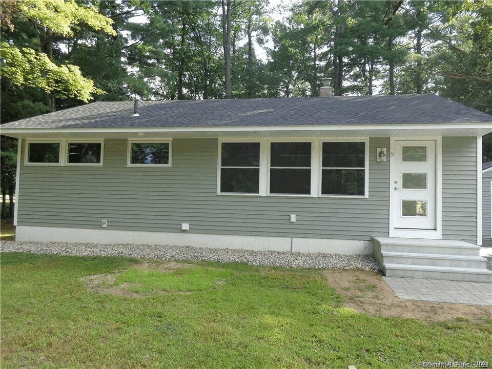 9 Silver Dr in Burlington, CT - Building Photo