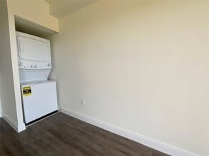 7707 NW 7th St, Unit 1-605 in Miami, FL - Building Photo - Building Photo