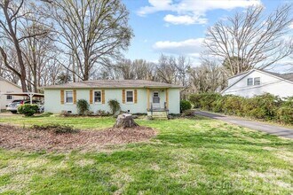 5711 Oak Dr in Charlotte, NC - Building Photo - Building Photo