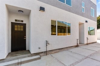 136 W 48th St, Unit 138.5 in Los Angeles, CA - Foto de edificio - Building Photo