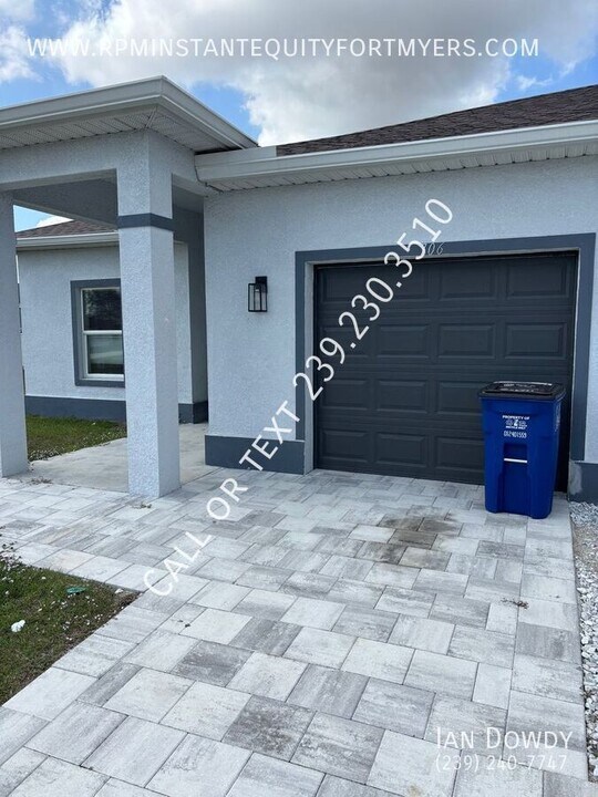 704 Hightower Ave S in Lehigh Acres, FL - Building Photo