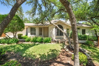 36 Muirfield Greens Ln in Lakeway, TX - Building Photo - Building Photo
