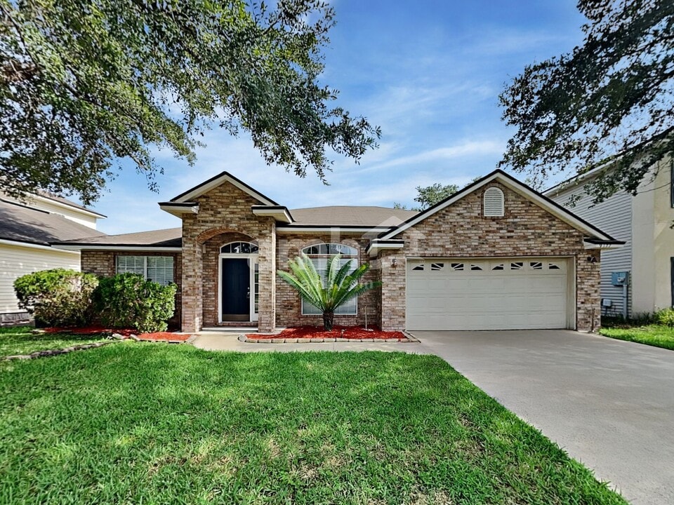 9177 Prosperity Lake Dr in Jacksonville, FL - Building Photo