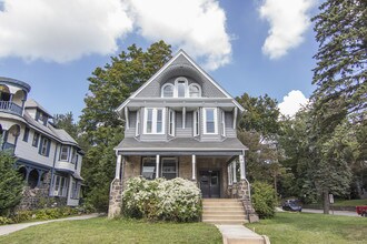 125 Windsor Ave, Unit First Floor in Narberth, PA - Foto de edificio - Building Photo