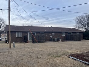 2408 Main St, Unit B in Hays, KS - Foto de edificio - Building Photo