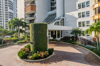 Park Shore Towers in Naples, FL - Foto de edificio - Building Photo