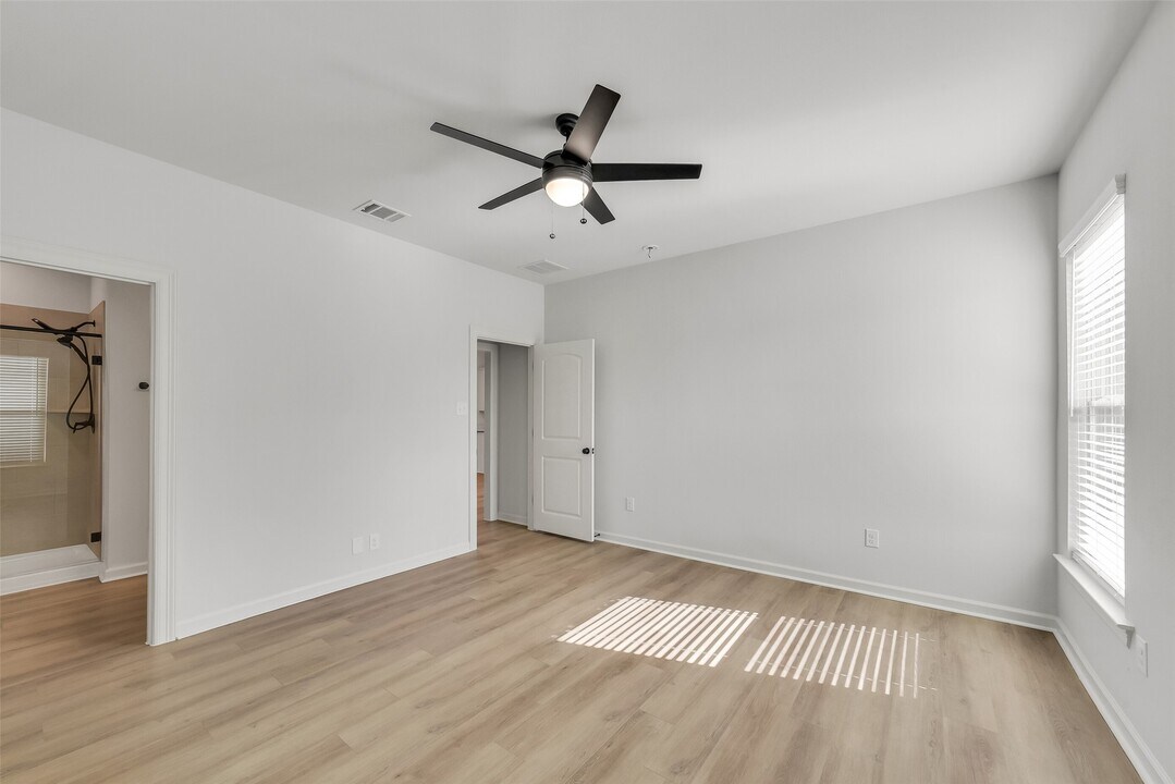 10902 Bonfire Trl in Beasley, TX - Foto de edificio