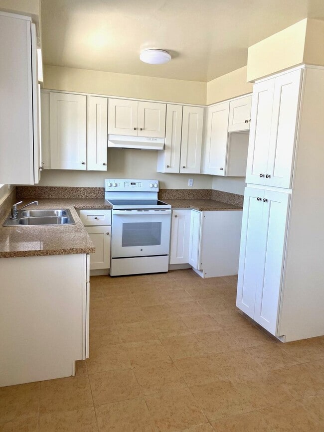 4534 W 173rd St, Unit 4