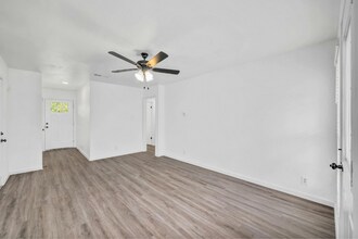 6506 King George Dr in Austin, TX - Foto de edificio - Building Photo