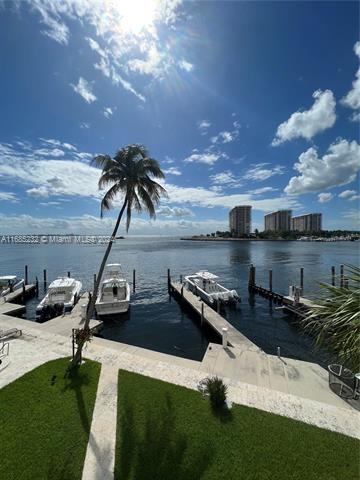 1638 S Bayshore Ct, Unit 202G in Miami, FL - Foto de edificio - Building Photo