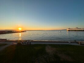 250 Beach Pl, Unit 302 in Edmonds, WA - Building Photo