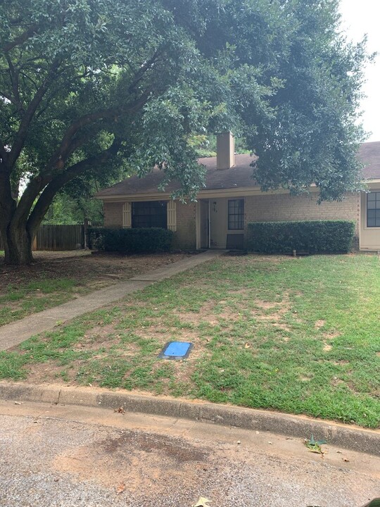 124-126-126 Jester Cir in Longview, TX - Building Photo
