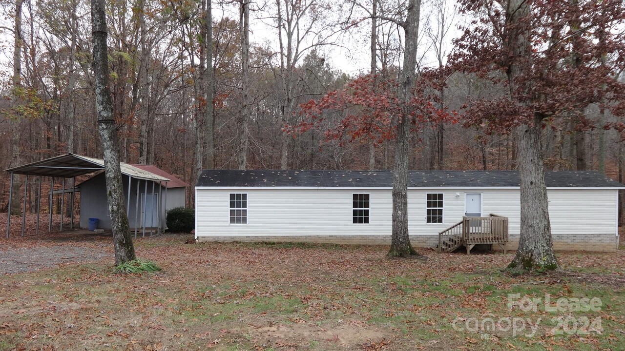 136 Sutton Ct in Statesville, NC - Building Photo