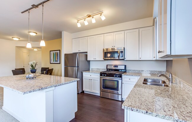 The Residences of Orland Park Crossing in Orland Park, IL - Foto de edificio - Building Photo