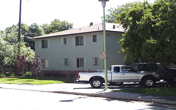 4441 Riverside Blvd in Sacramento, CA - Foto de edificio