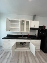 5749 Larryan Dr in Los Angeles, CA - Building Photo - Building Photo