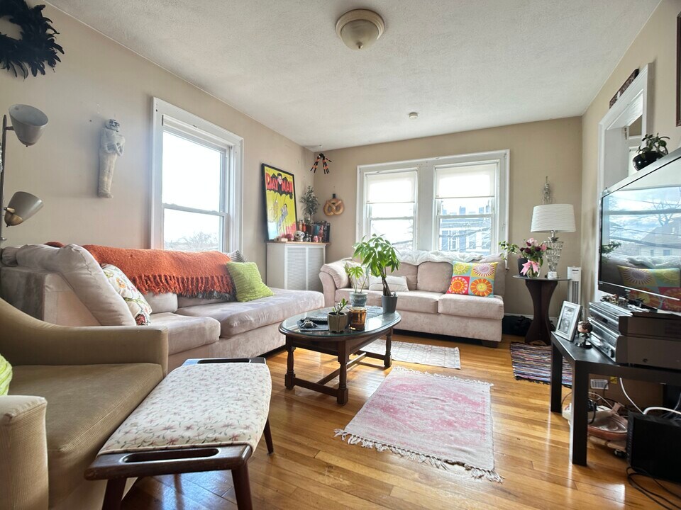 34 Brooksdale Rd, Unit 2 in Boston, MA - Building Photo