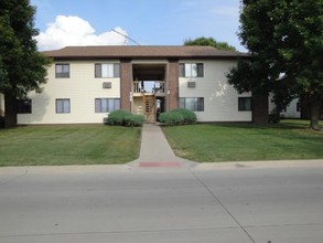 Meadowbrook Apartments in Mount Pleasant, IA - Building Photo - Building Photo