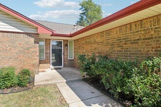 101 W Vail Dr in Yukon, OK - Building Photo - Building Photo