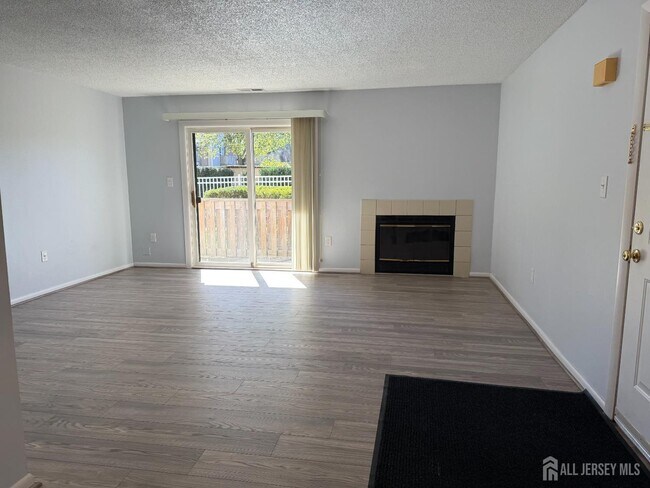 1819 Ravens Crest Dr in Plainsboro, NJ - Foto de edificio - Building Photo