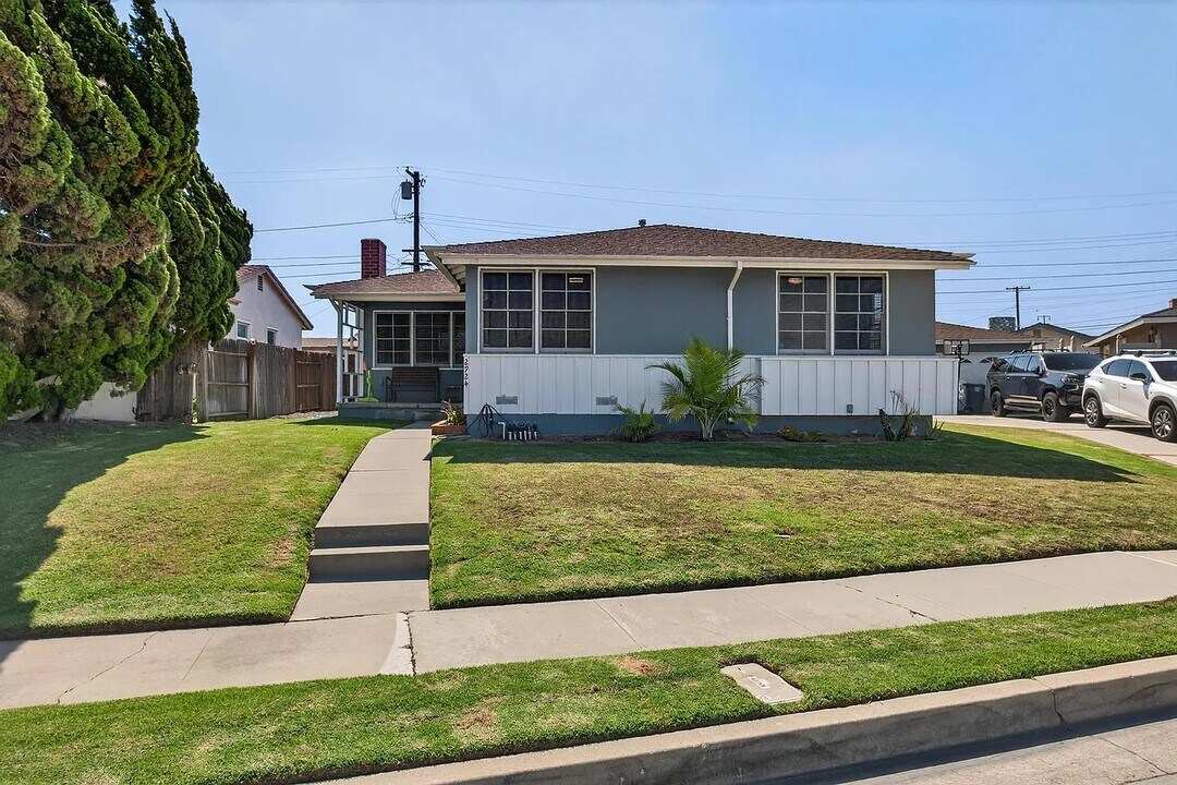 2924 W 136th St in Gardena, CA - Building Photo