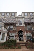 46944 Courtyard Sq in Sterling, VA - Building Photo