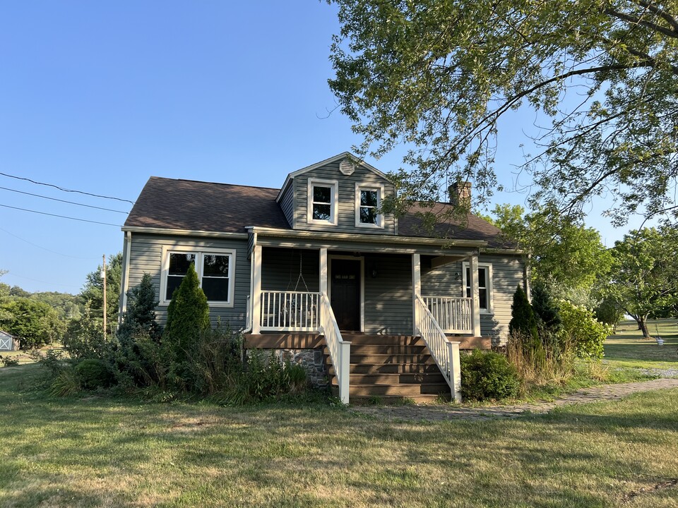 196 Old Town Rd in Fishertown, PA - Building Photo