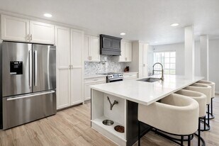 361 N Post Oak Ln in Houston, TX - Building Photo