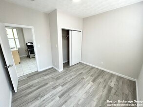 165 Gove St, Unit 6 in Boston, MA - Foto de edificio - Building Photo