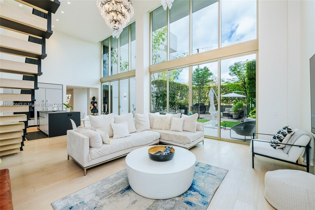 300 Collins Ave in Miami Beach, FL - Building Photo