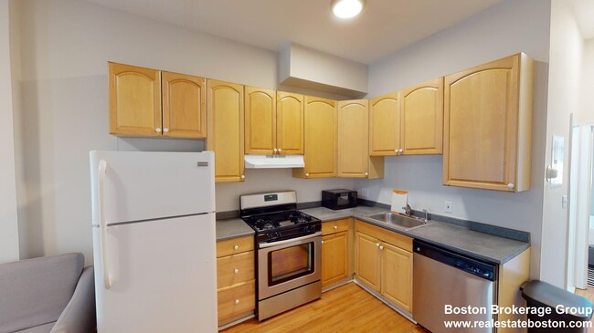 96 Hammond St, Unit 1 in Boston, MA - Foto de edificio - Building Photo