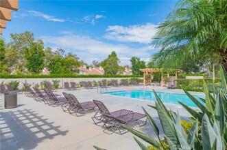 47 Wellesley in Irvine, CA - Foto de edificio - Building Photo