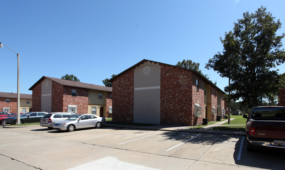 Willow Lake Apartments in Florence, MS - Building Photo