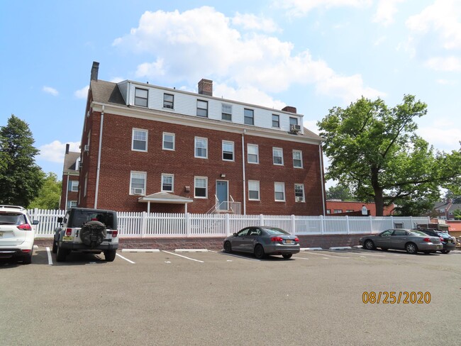 Beverly Gardens in Teaneck, NJ - Building Photo - Building Photo