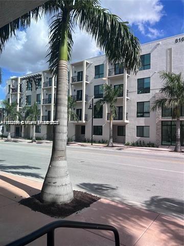 8201 NW 41st St in Doral, FL - Foto de edificio - Building Photo