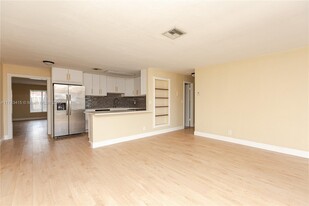 6617 Simms St in Hollywood, FL - Building Photo