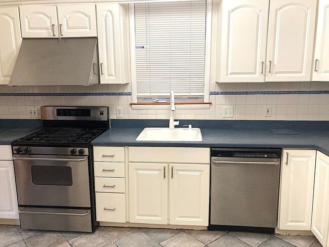 284 Magnolia Ave in Jersey City, NJ - Building Photo - Building Photo