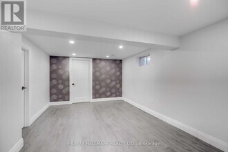 901 Brimorton Dr in Toronto, ON - Building Photo - Building Photo