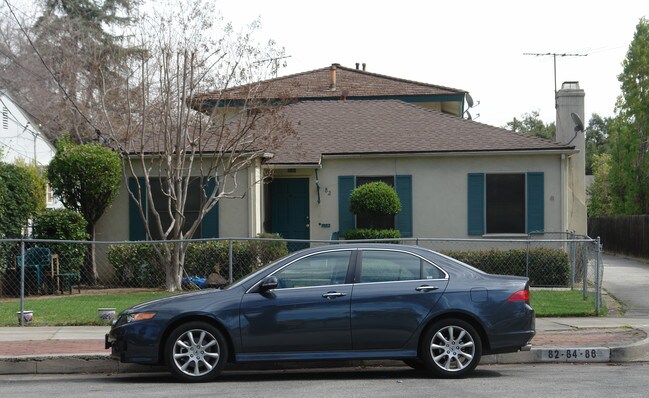 82-88 Daisy Ave in Pasadena, CA - Foto de edificio - Building Photo