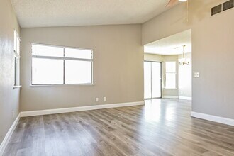 3990 Avocado Dr, Unit D in Las Vegas, NV - Foto de edificio - Building Photo