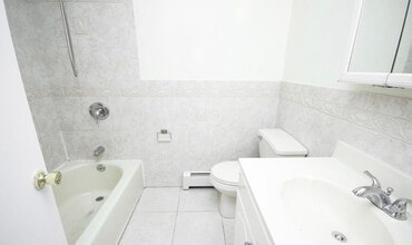 3130 37th St, Unit 3 in Astoria, NY - Foto de edificio - Building Photo
