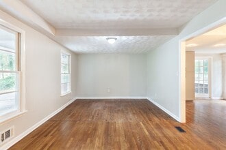 617 Montclair Dr in Smyrna, GA - Foto de edificio - Building Photo