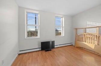 365 Broadway, Unit 4 in Bayonne, NJ - Building Photo - Building Photo