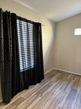 8319 W Alvarado St in Phoenix, AZ - Foto de edificio - Building Photo