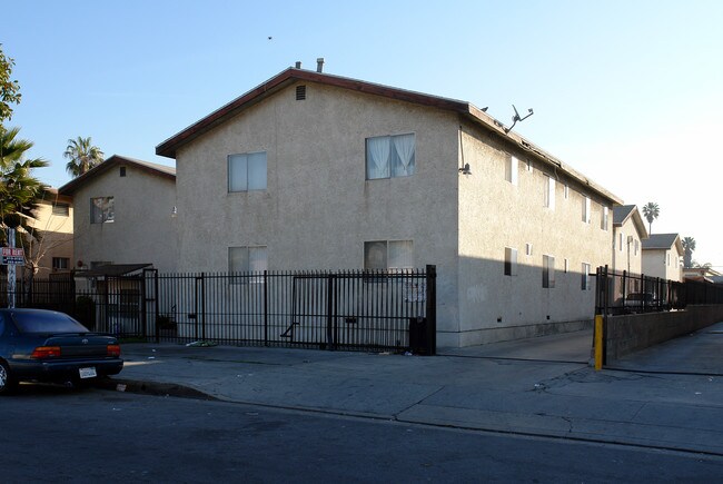 10124 Felton Ave in Inglewood, CA - Foto de edificio - Building Photo