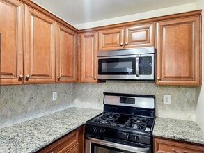 9 Hackamore Ct in Tinton Falls, NJ - Building Photo - Building Photo