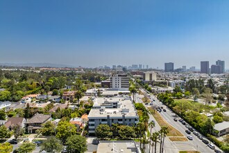 12115 San Vicente Blvd in Los Angeles, CA - Foto de edificio - Building Photo