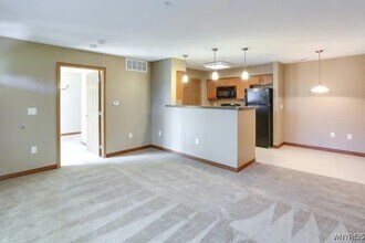 2724 Deer Lakes Dr in Amherst, NY - Building Photo - Building Photo